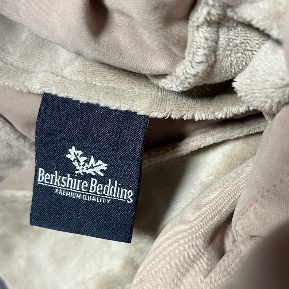 Berkshire Crushed Velvet Duvet cover & Pillow shames - Picture 7 of 9